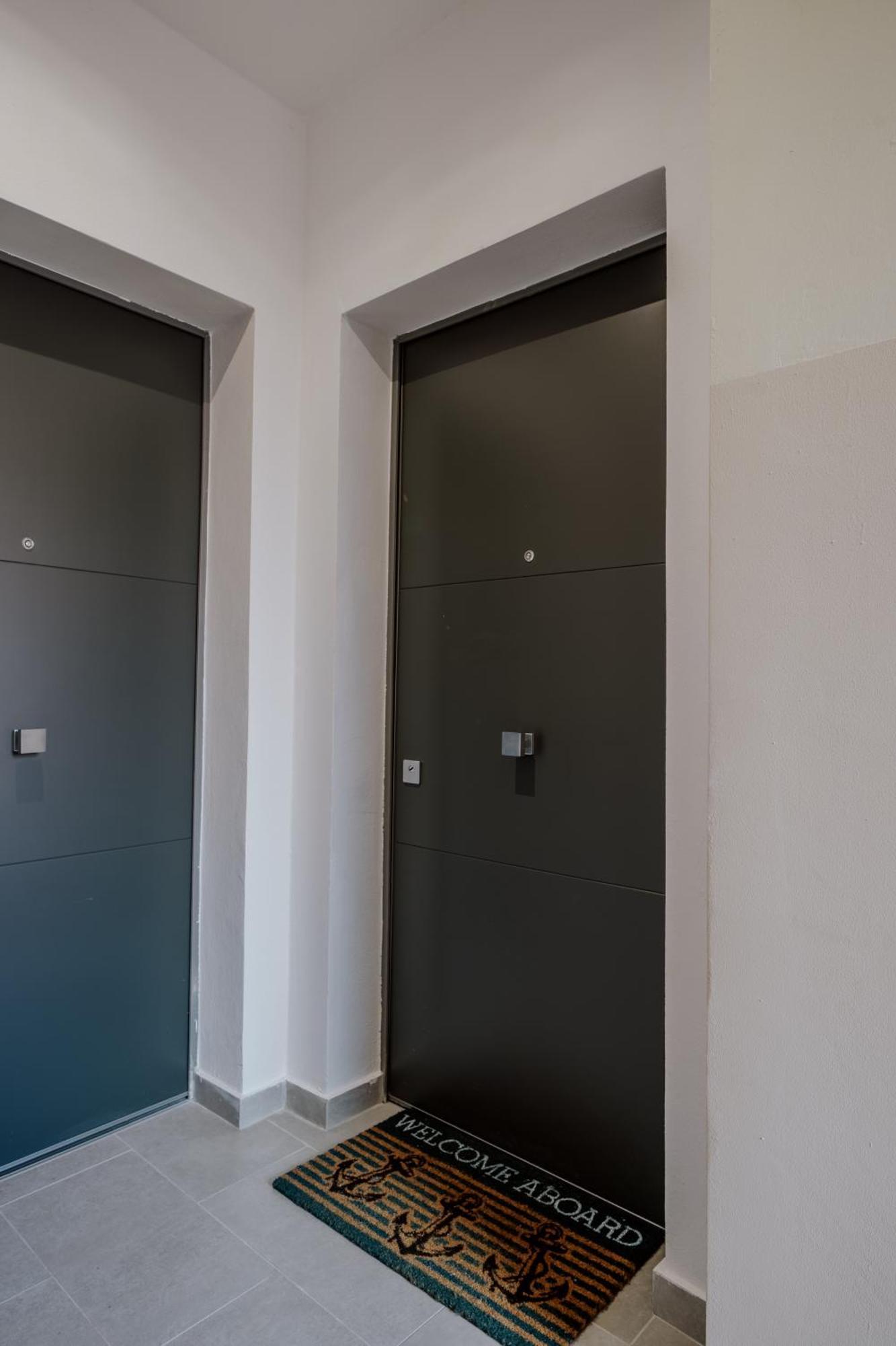 Elegante Appartamento In Marina Trieste Exterior photo